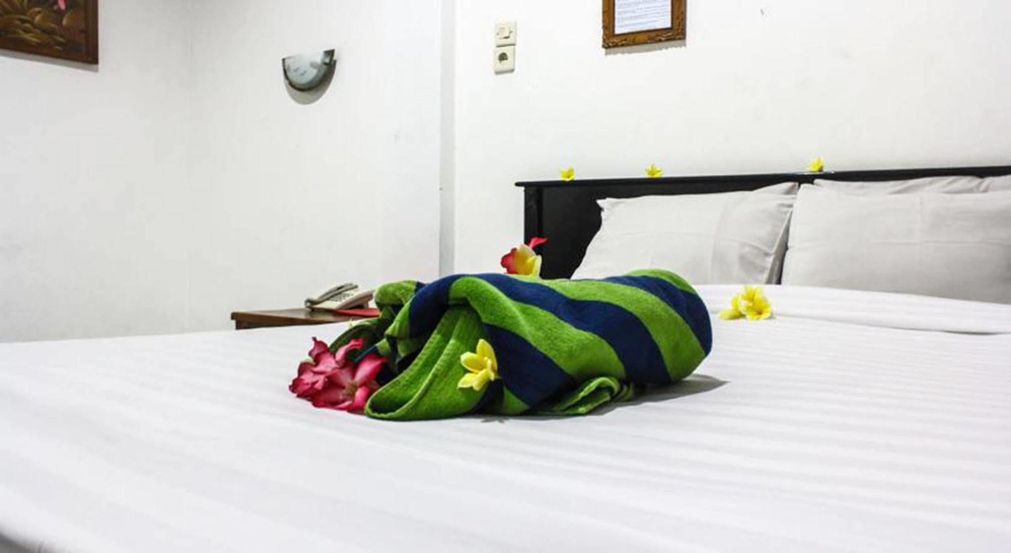 Hotel Puri Tanah Lot Kuta Lombok Extérieur photo